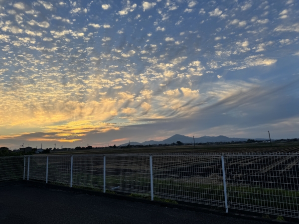 梅雨入り前の空の画像